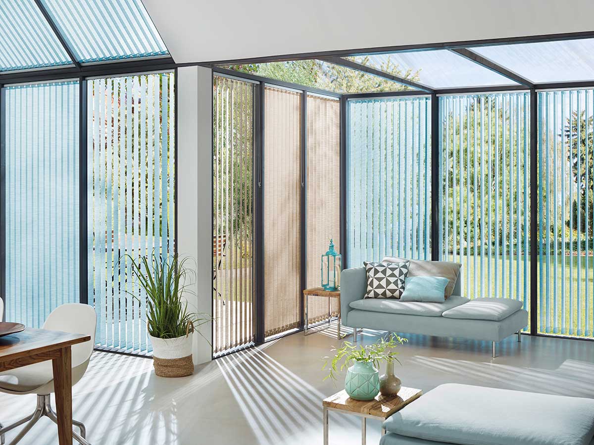 Sonnenschutz: Lamellenvorhänge von erfal im Wohnzimmer.